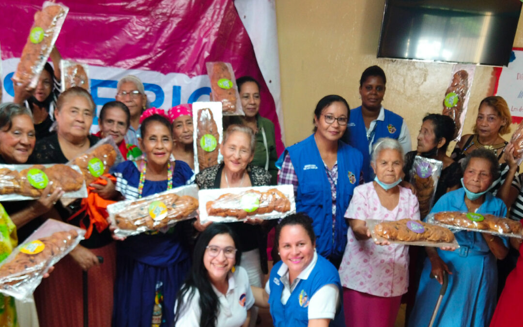 Abuelitas de las casas club de Managua conmemoran el día de la mujer con LOTO Nicaragua
